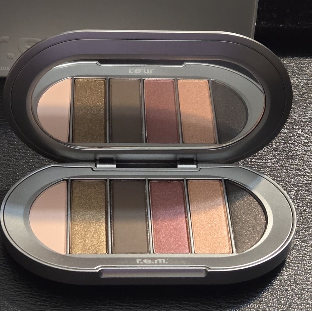 r.e.m. beauty by Ariana Grande Eyeshadow Palette Midnight Shadow - SmittenKitten